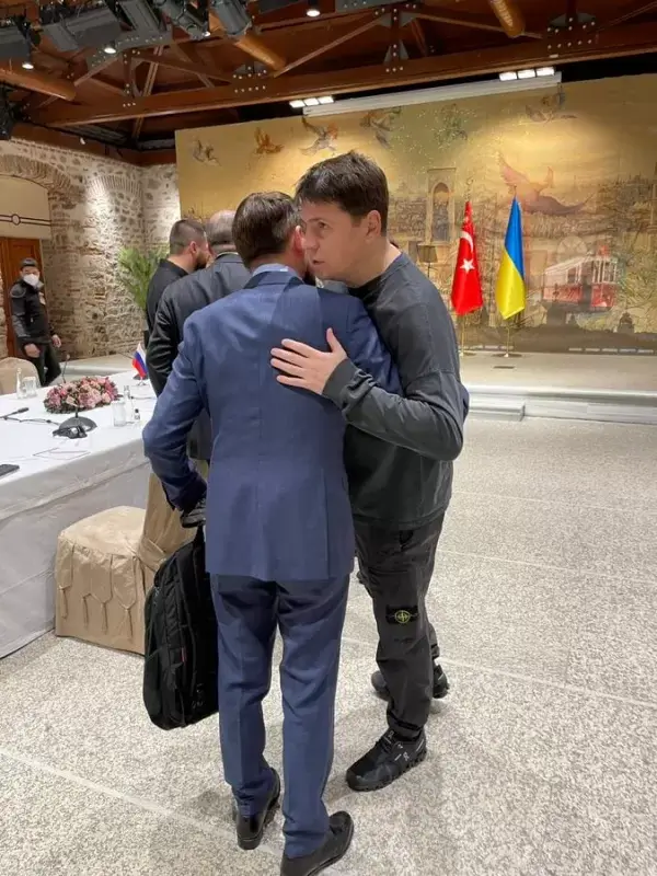 На фото: Член української делегації на перемовинах з РФ Михайло Подоляк та очільник російської делегації Володимир Мединський під час перемовин у Стамбулі"