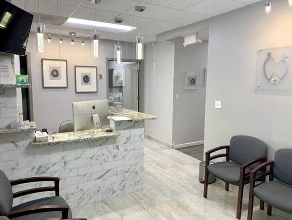 У місті Des Plaines відкрилась сімейна стоматологічна клініка де пацієнтів лікує професор із Midwestern University