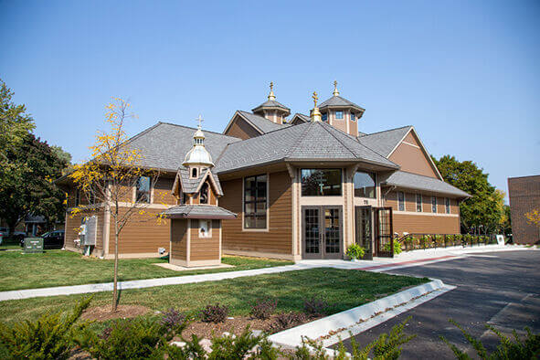 А люди до церкви – як птахи до гнізда