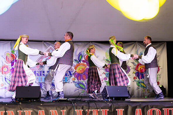 Щоб лиш зорі падали із неба – на мирну долю, на життя…