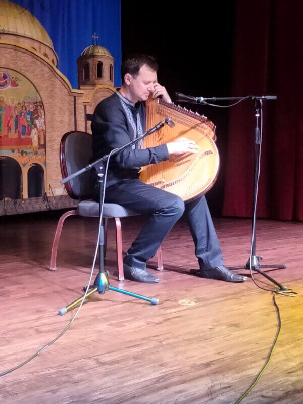 Бандура радіє. Бандура сумує. Бандура бореться і душі лікує…