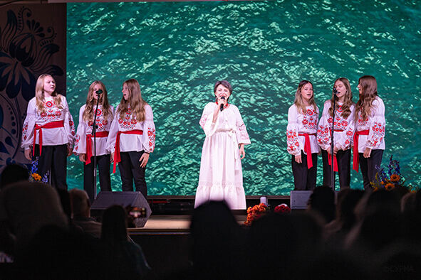 Немов душі торкнувся яблуневий цвіт…