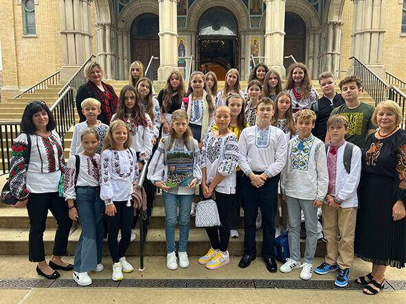 Історія нас горем вчить, Щоб не забулось незабутнє.  Бо там, де пам'ять не мовчить, Там щастям повниться  майбутнє.