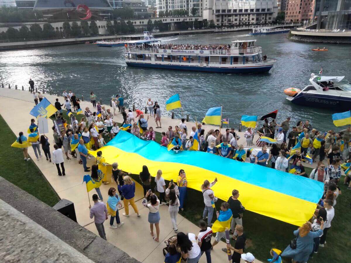 І стала синьо-жовтою вода в Chicago River