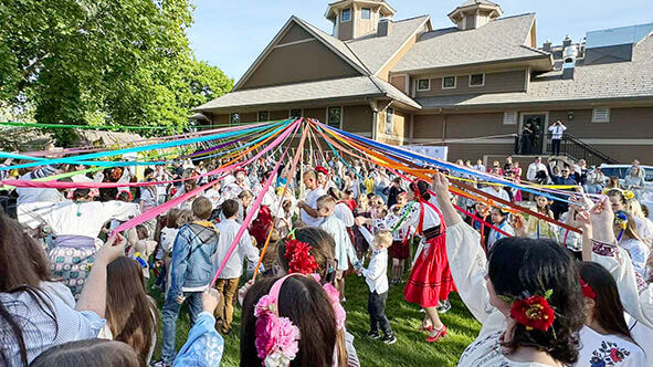 Ллється радість із небес: Христос Воскрес!