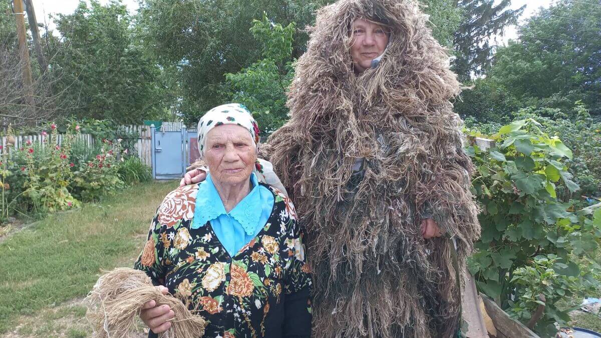 Любов Ярош у свої майже 104 роки допомагає плести маскувальні  костюми для воїнів України
