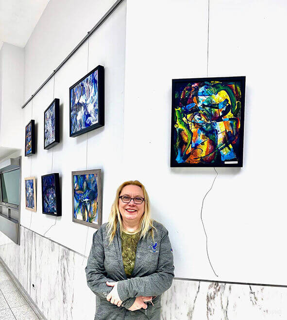 «Раніше я не думала, щоб заробляти творчістю. Тепер розумію:  треба і мушу. Щоб заробленим  допомагати Україні»