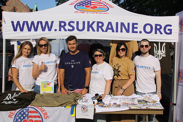 А вже тая хата замала, бо уся родинонька прийшла…