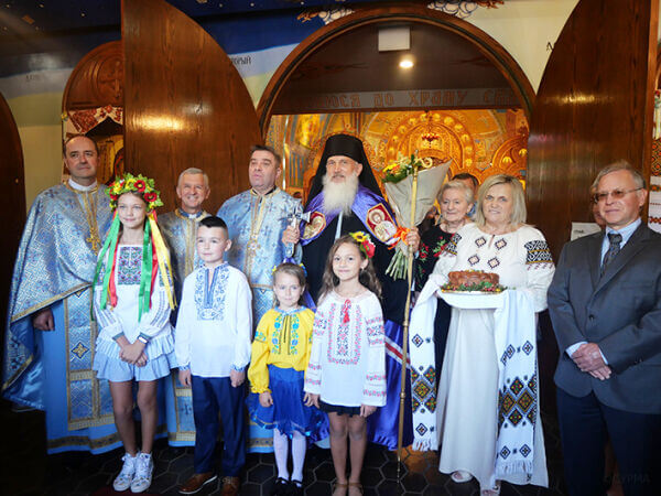 Покрий нас,  Маріє, своїм омофором, врятуй Україну від зла і біди