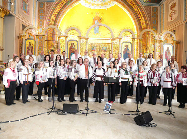 До молитви складені долоні і зліта колядка до небес…