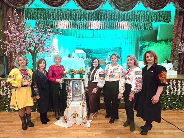 Полтавські доброчинці подарували пам’ятну дошку Лесі Українці Школі українознавства  в Йонкерсі, Нью-Йорк