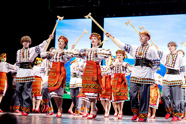 З виступом «Вишиванки» розквітає на сцені Україна