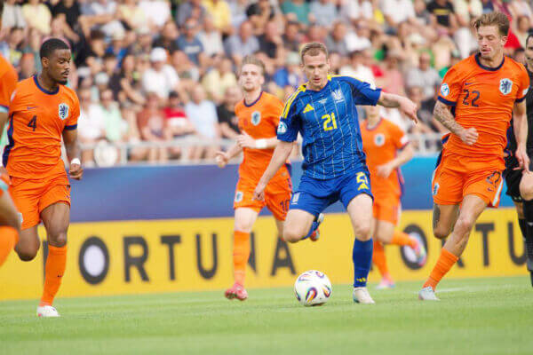 Огляд спортивних новин тижня: невдалий виступ української молодіжки, неприємні новини для Мудрика і тріумф Флориди у НХЛ