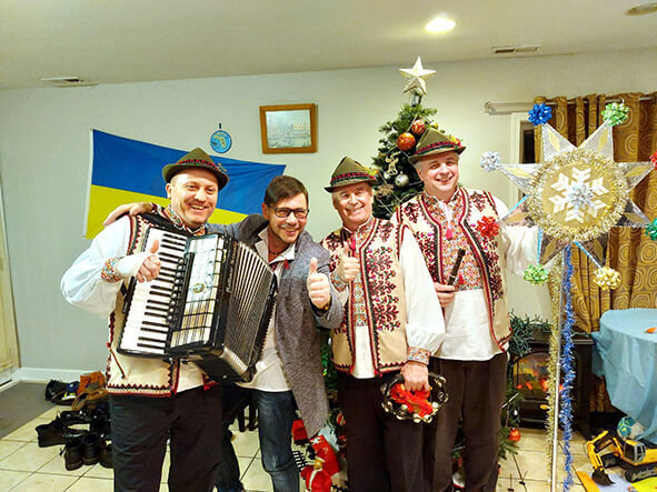 Троїсті музики: з водограєм пісень – до людей, з допомогою – до України