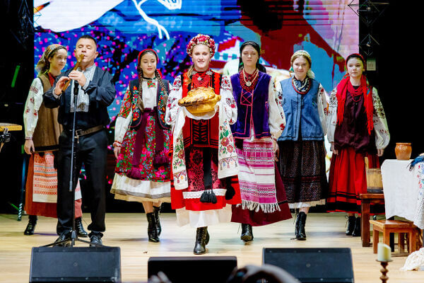 «Журавка-1933»: то не листя сипалось додолу; то душі, заморені голодом, болем вкривали землю…