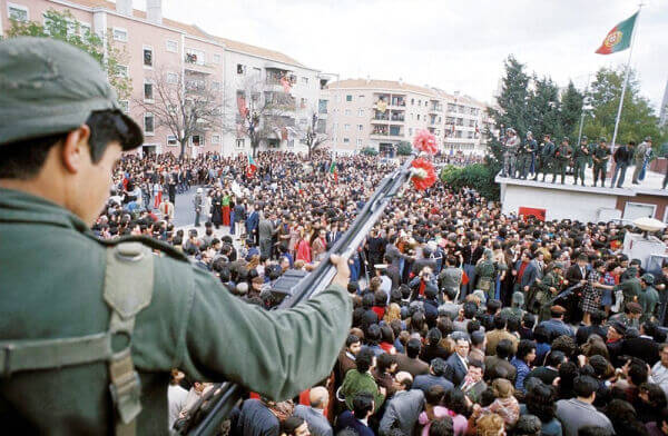 «Революція гвоздик»: урок історії від Португалії