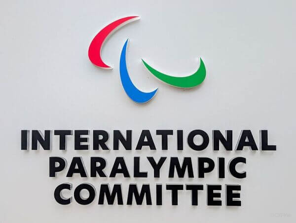 Олімпійські функціонери досягли дна, але знизу постукали