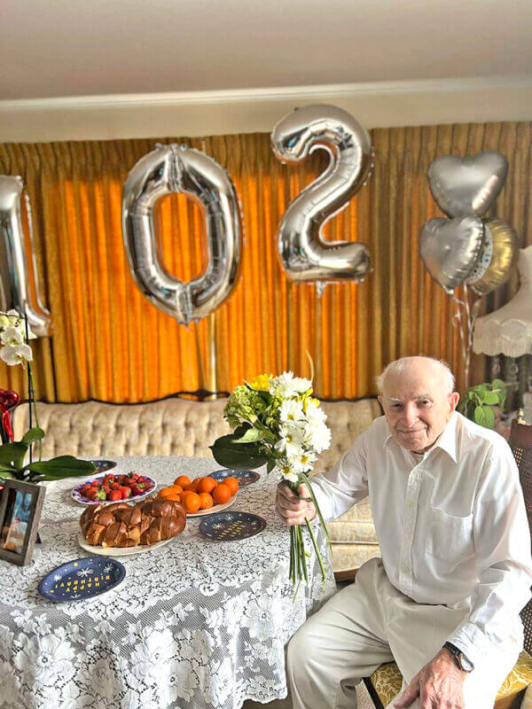 102 роки життя… 102 кроки…