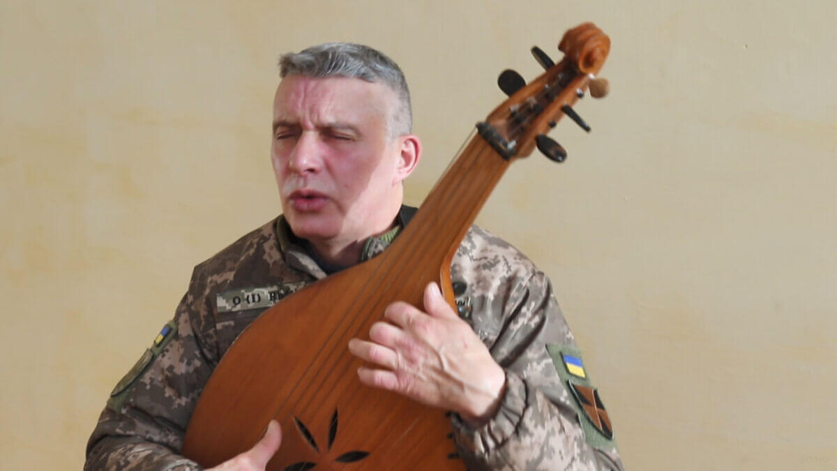 «Треба перемагати, бо це екзистенційна війна». Як кобзар зі Львова став вогнеметником, захищає Батьківщину і відроджує кобзарство